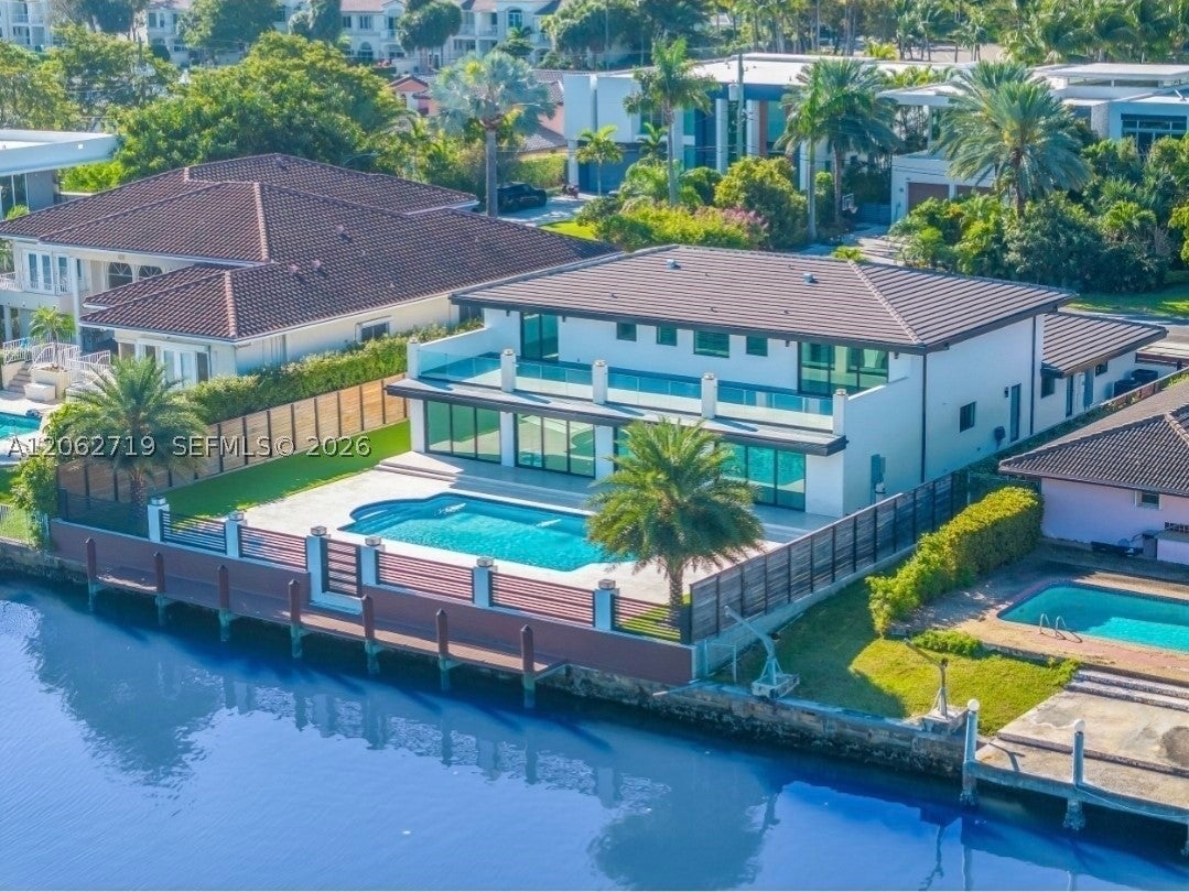 406 Holiday Dr