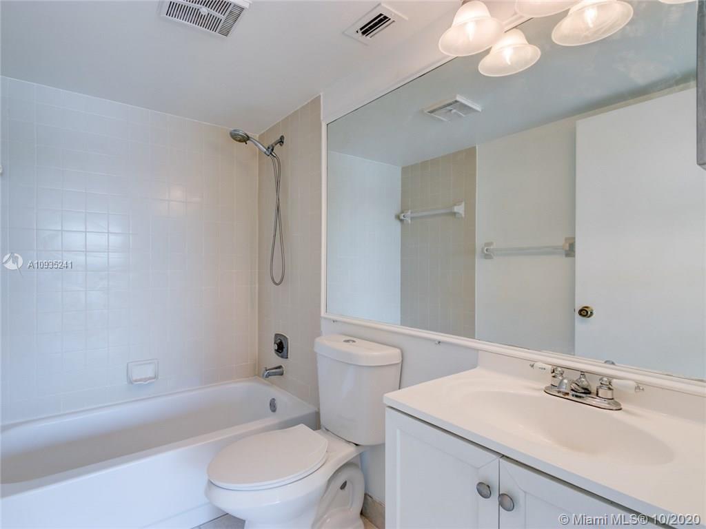 VILLAS AT LAKEVIEW CONDO - Residential Lease