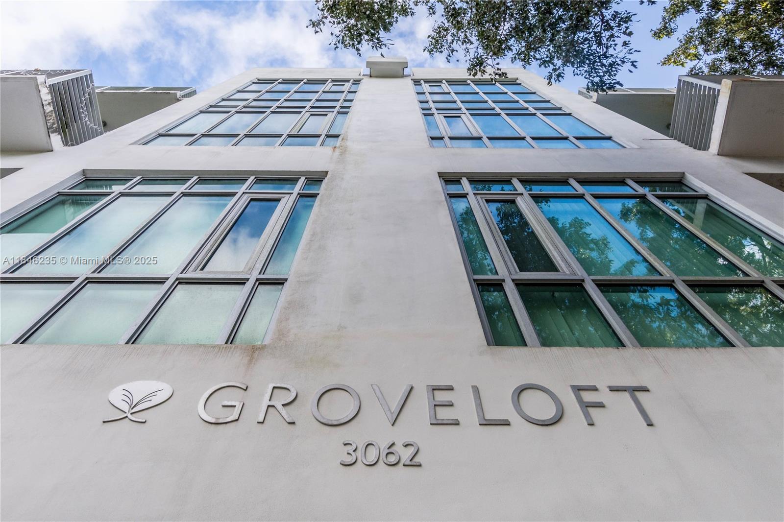 Come and see this cozy loft unit, 1 bedroom, 1 bath. Fully Furnished and ready to move in. Nice kitchen with Stainless steel appliances, washer and dryer inside the unit, with high Ceilings. Enjoy your breakfast by the covered balcony. Assigned Parking space, gated building, Pool, New AC 2025. The best location in Coconut Grove, walk to Cocowalk and all restaurants and shops in the area. Enjoy the marinas while walking or running. Easy access to US1