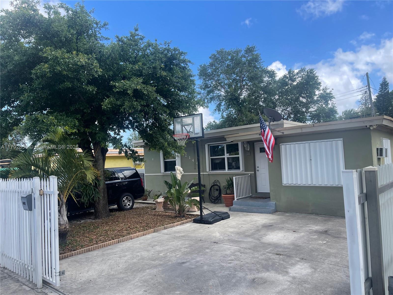 2144 Nw 85th St, Miami, Broward County, Florida - 2 Bedrooms  
1 Bathrooms - 