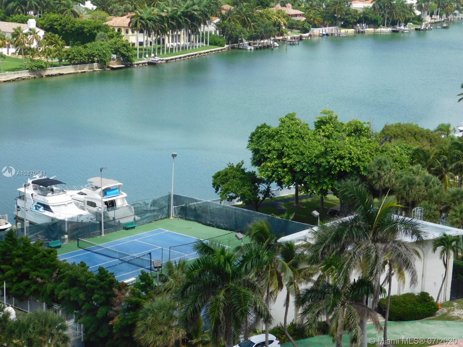 THE CARRIAGE HOUSE CONDO - Residential