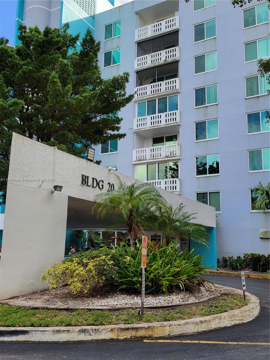 Beautiful 2/2 Condo located in Hillcrest East in Hollywood! All ages welcomed! Several amenities available that
make you feel that you are living in a resort! New Impact Window and Door. New Water heater.