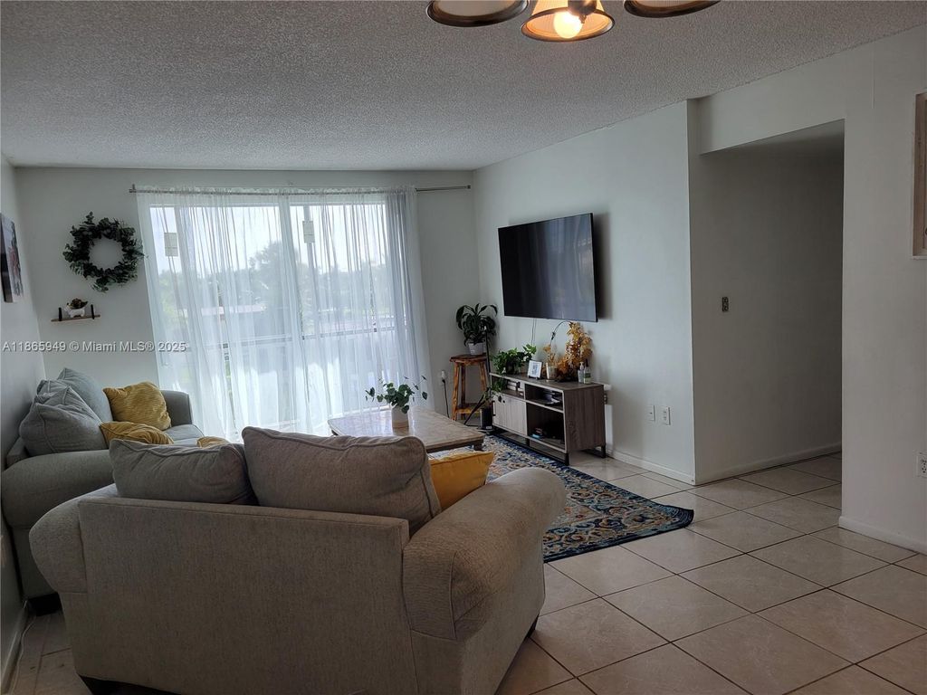 Photo of 919 Hillcrest Dr #306, Hollywood, FL 33021 (MLS # A11865949)