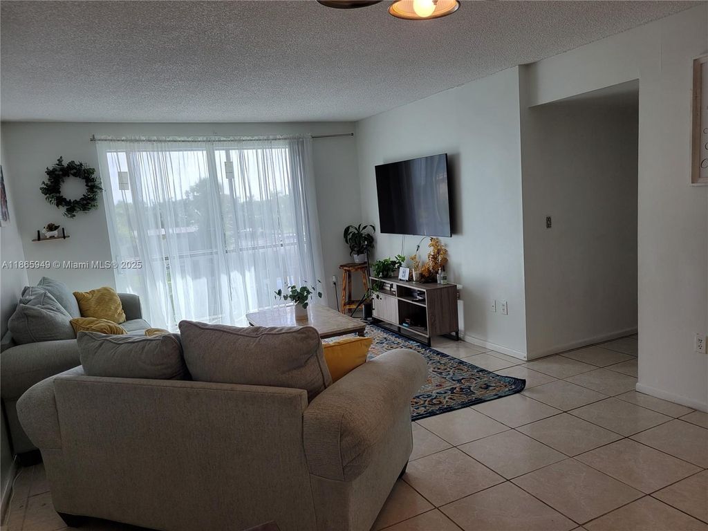 Photo of 919 Hillcrest Dr #306, Hollywood, FL 33021 (MLS # A11865949)