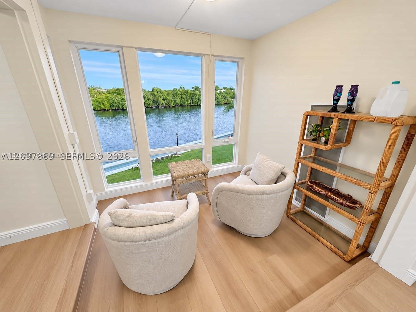 7 Colonial Club Drive 302, Boynton Beach, FL, 33435/$299,000 2 7 Colonial Club Drive 302