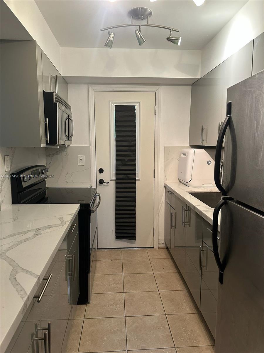 3242 Mary St S215