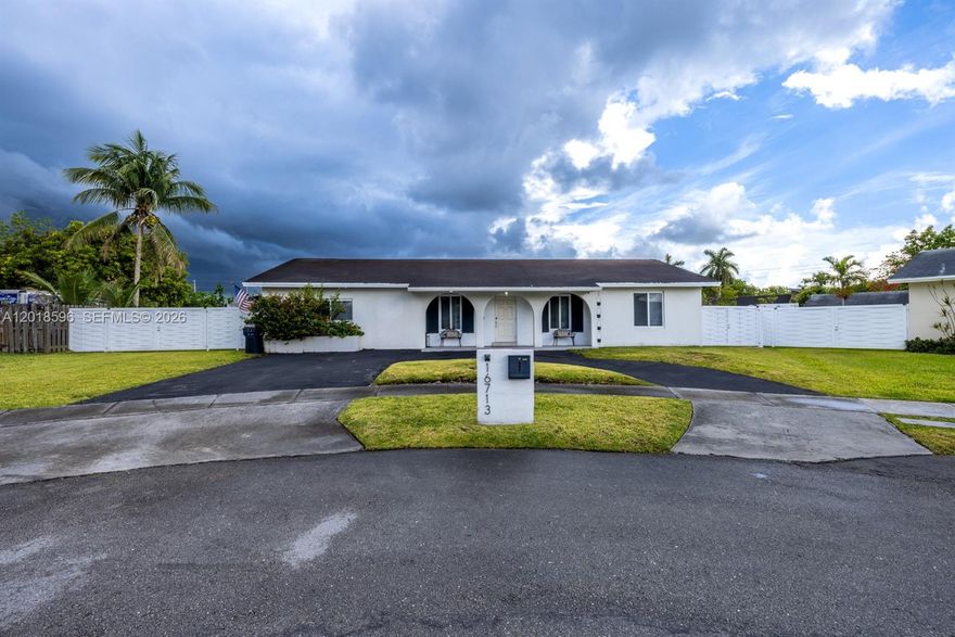 Beautiful Area - Spacious 3 Bedroom 2 Bath home With 2067 Sq. Excellent Floor Plan - Roomy family Room - Split
Bedroom Plan - Enclosed Garage - Large Screen Patio Area - Custom Design Pool - Over Size Lot - 17,459 Sq. 
Perfect For Outdoor Entertainment - Circular Driveway - Less Street Traffic- Located in a Cul De Sac.
