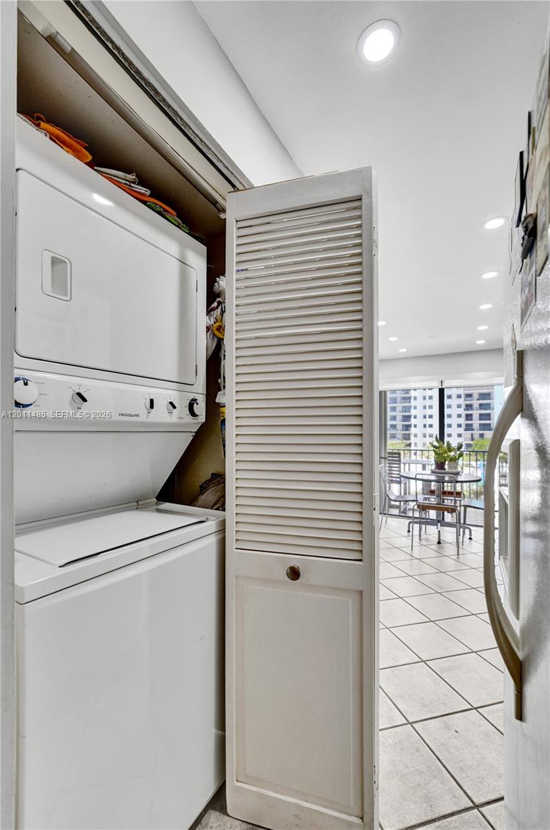 SUMMIT CONDO - Residential