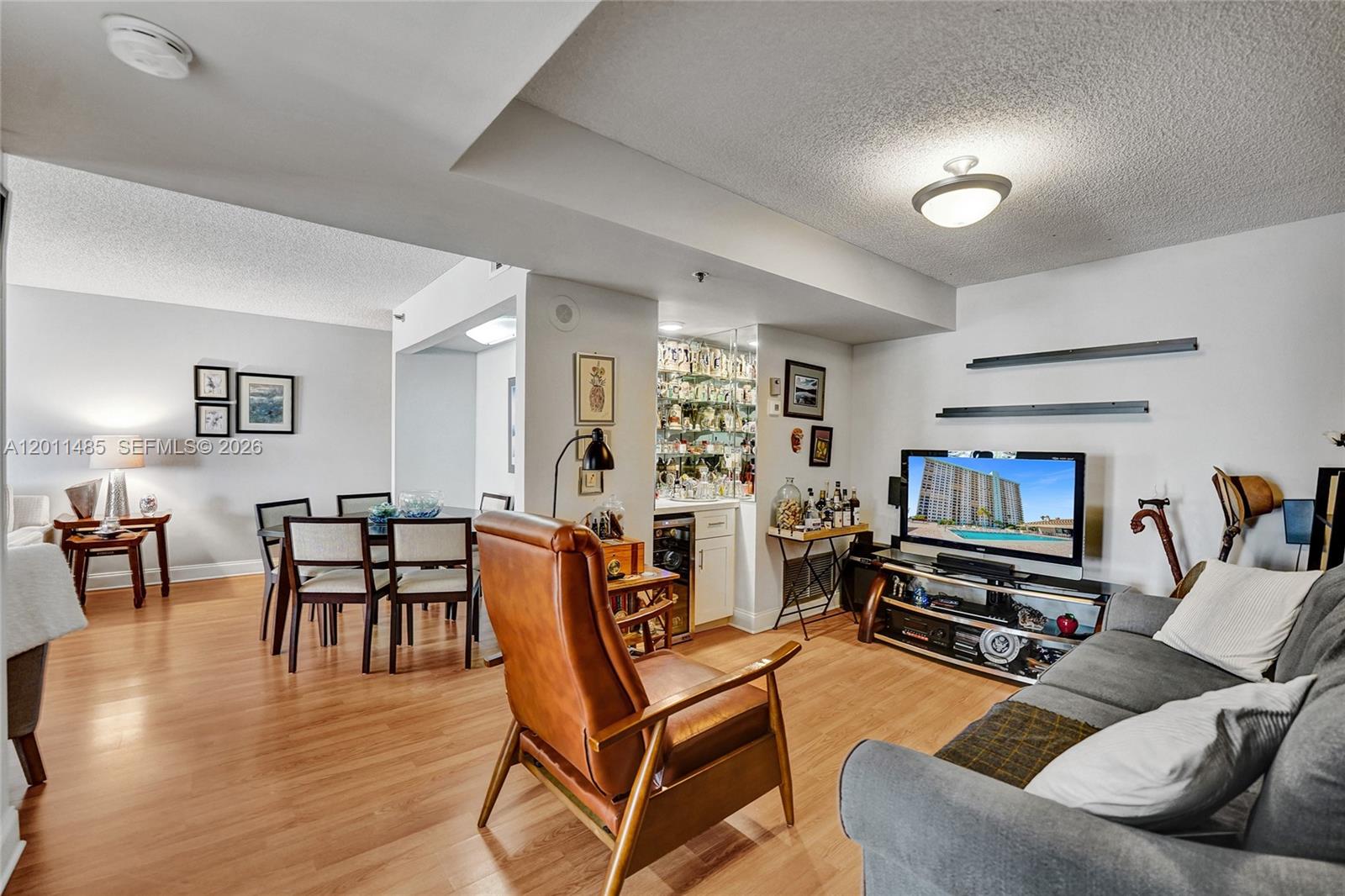 SUMMIT CONDO - Residential