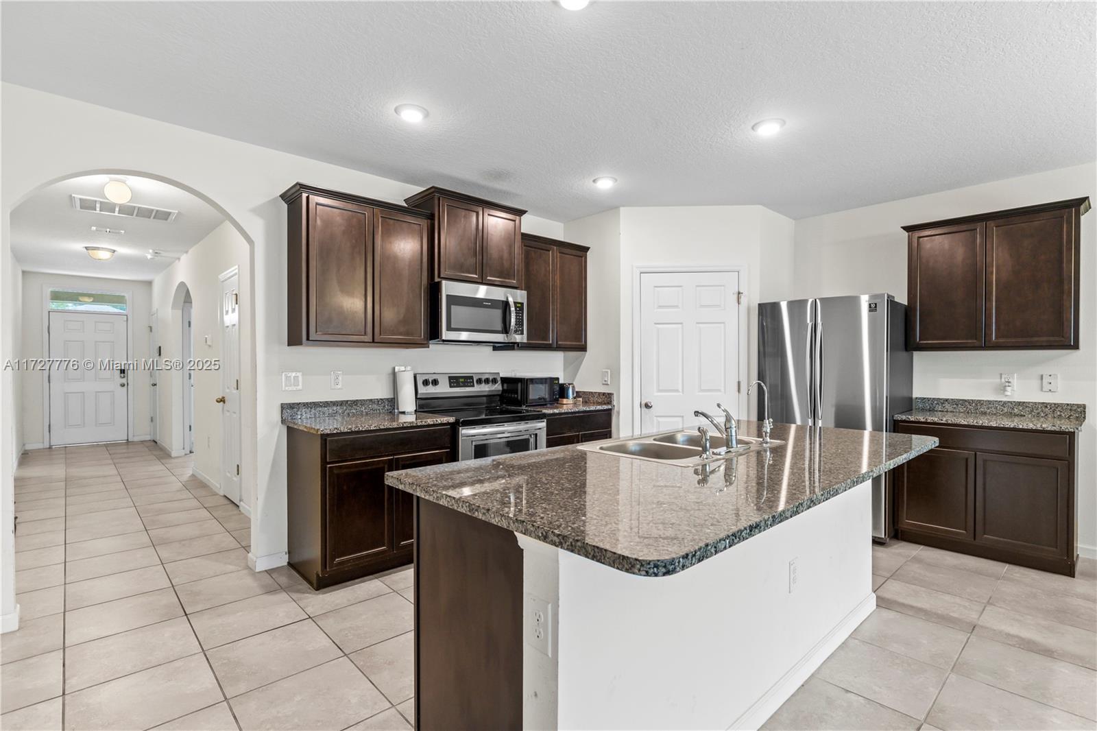 6103 NW Regent St, Port St. Lucie, FL, 34983/$341,900 2 6103 NW Regent St