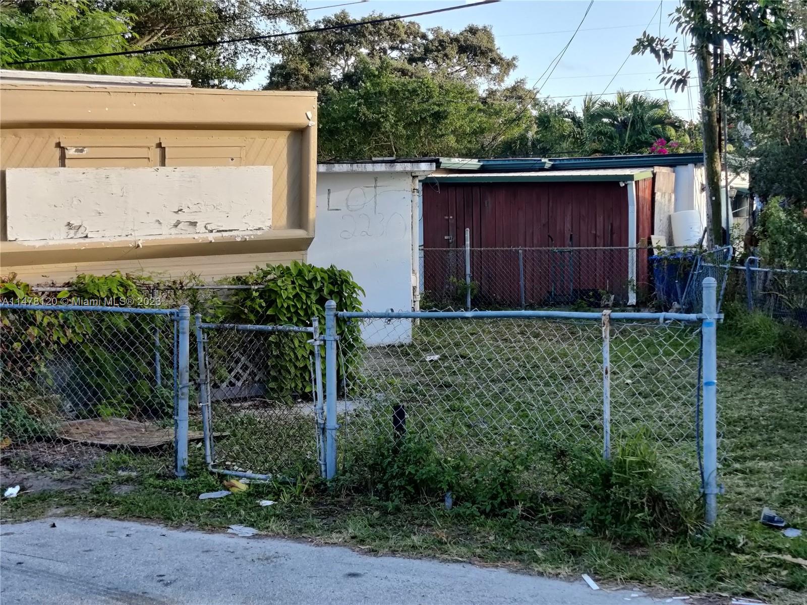 TRAILER   CITY - Land