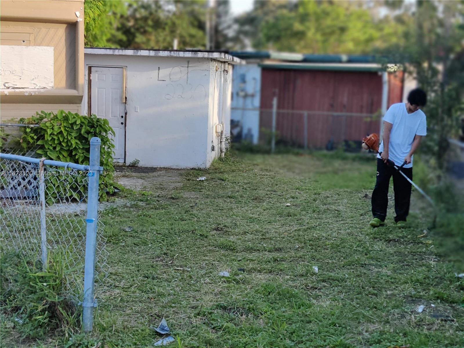 TRAILER   CITY - Land