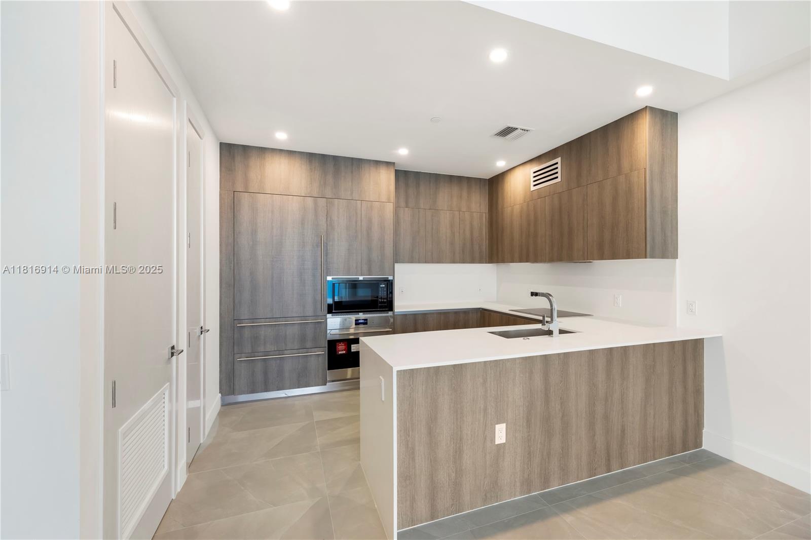 AURORA SUNNY ISLES - Residential