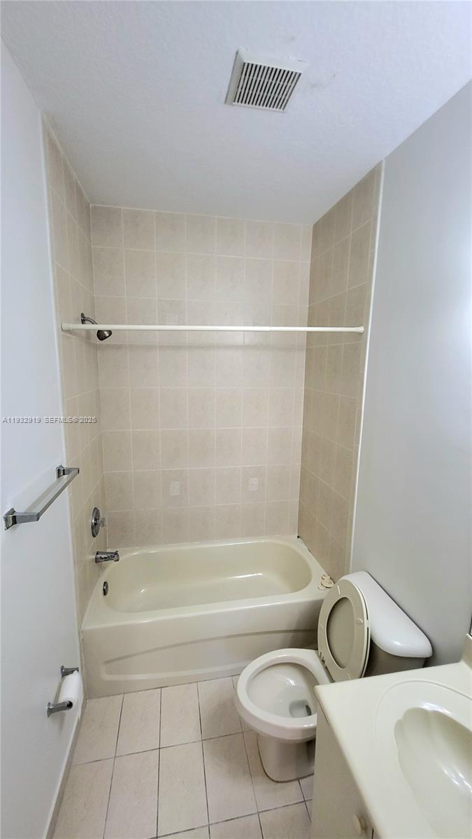 VILLAS AT HARBOR ISLES CO - Residential Lease