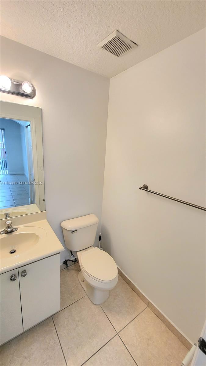 VILLAS AT HARBOR ISLES CO - Residential Lease