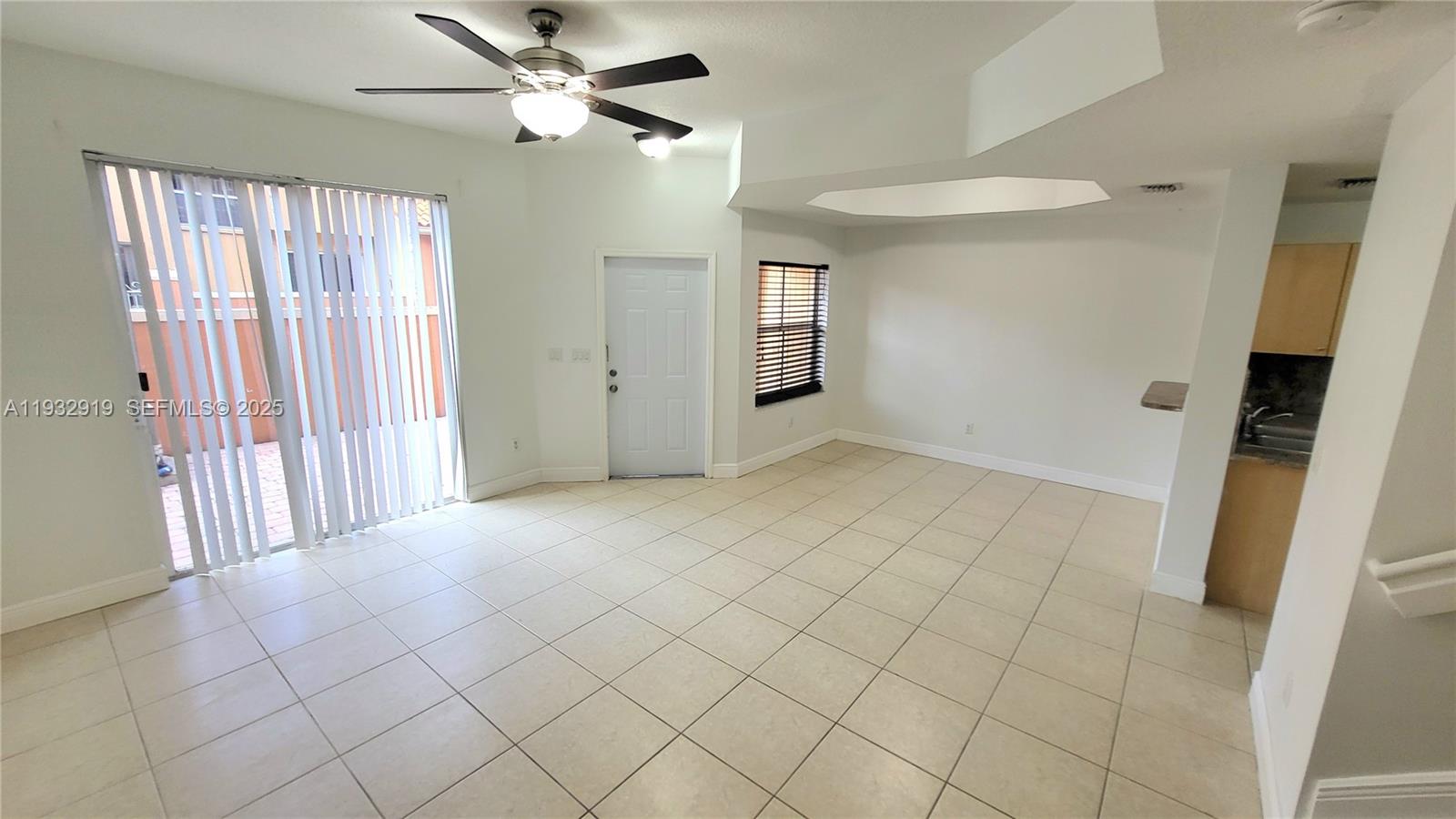 VILLAS AT HARBOR ISLES CO - Residential Lease