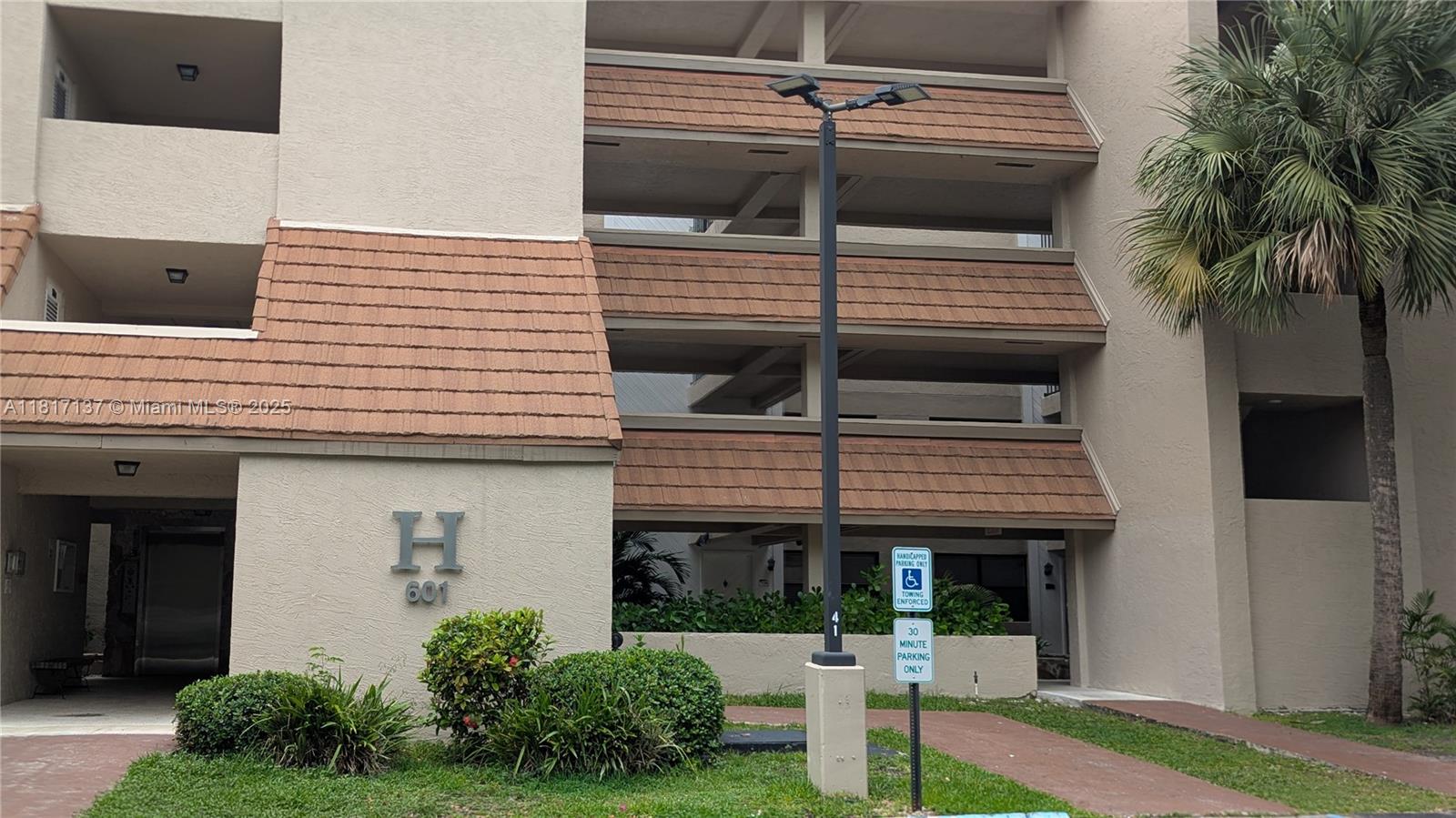 601 Ives Dairy Rd 405-8, Miami, Broward County, Florida - 2 Bedrooms  
2 Bathrooms - 
