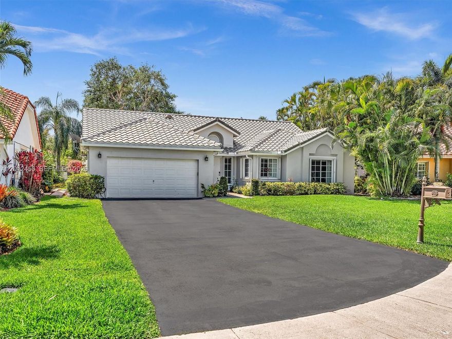 Welcome to 629 Spinnaker Drive in the highly sought-after city of Weston. 

This well-maintained home features a spacious and inviting layout filled with natural light. The upgraded kitchen is a true highlight, offering modern finishes and functionality that make it perfect for both everyday living and entertaining. Enhanced new flooring throughout the home adds a fresh, contemporary feel.

One of the standout features is the bright and airy sunroom—an ideal space to relax, work from home, or entertain guests year-round. Step outside and enjoy the added convenience of a rare double driveway, providing ample parking for family and visitors.

Nestled in a desirable community, you’ll enjoy access to top-rated schools, parks, shopping, dining, and easy access to major highways.

Whether you’re searching for your dream home or a great investment opportunity, this property checks all the boxes.

Don’t miss out—schedule your private showing today!