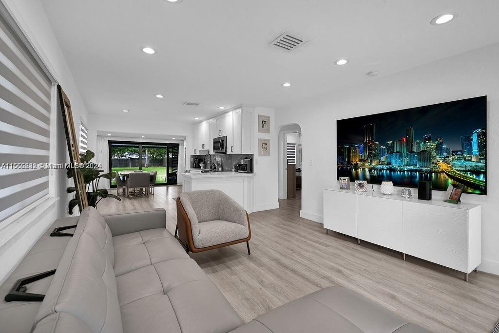 HOLLYWOOD LITTLE RANCHES - Residential