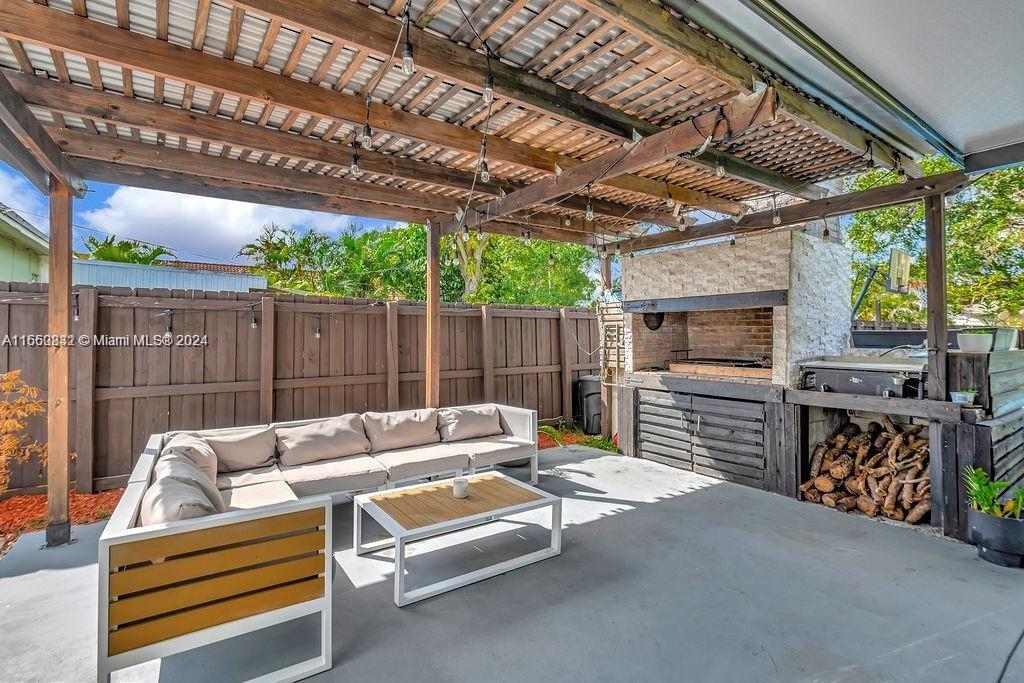 HOLLYWOOD LITTLE RANCHES - Residential