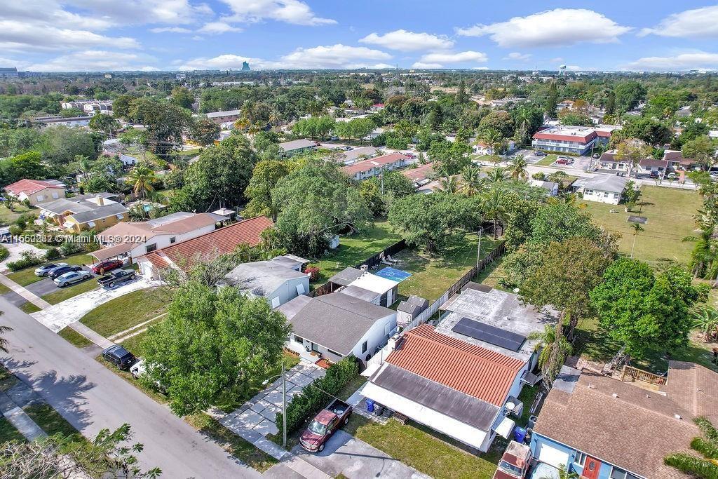 HOLLYWOOD LITTLE RANCHES - Residential