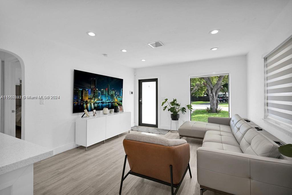 HOLLYWOOD LITTLE RANCHES - Residential