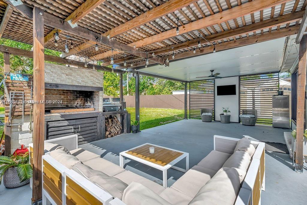 HOLLYWOOD LITTLE RANCHES - Residential
