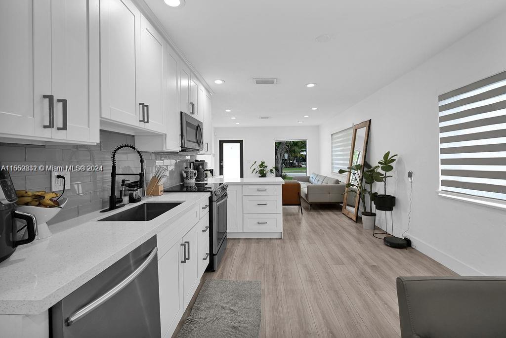 HOLLYWOOD LITTLE RANCHES - Residential