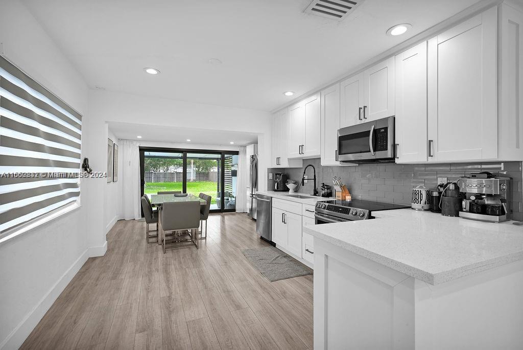 HOLLYWOOD LITTLE RANCHES - Residential