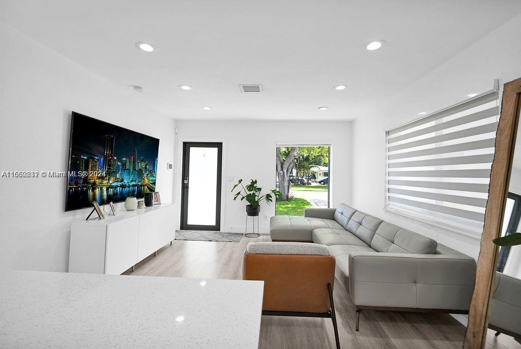 HOLLYWOOD LITTLE RANCHES - Residential