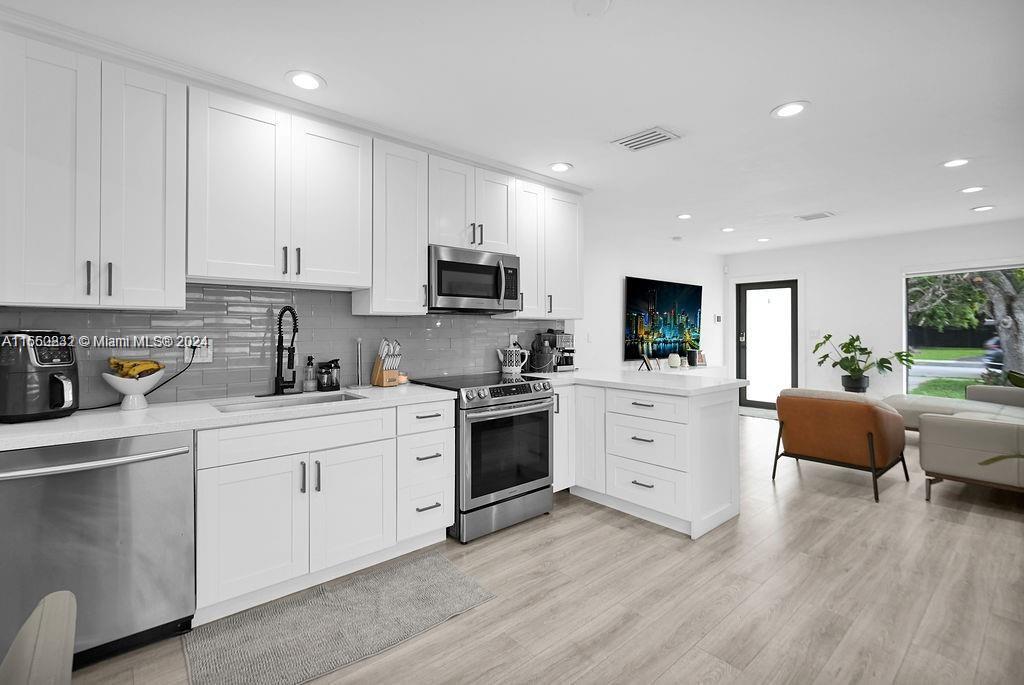 HOLLYWOOD LITTLE RANCHES - Residential