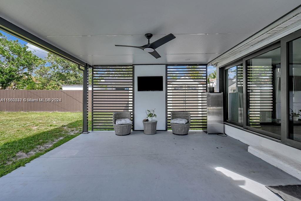 HOLLYWOOD LITTLE RANCHES - Residential
