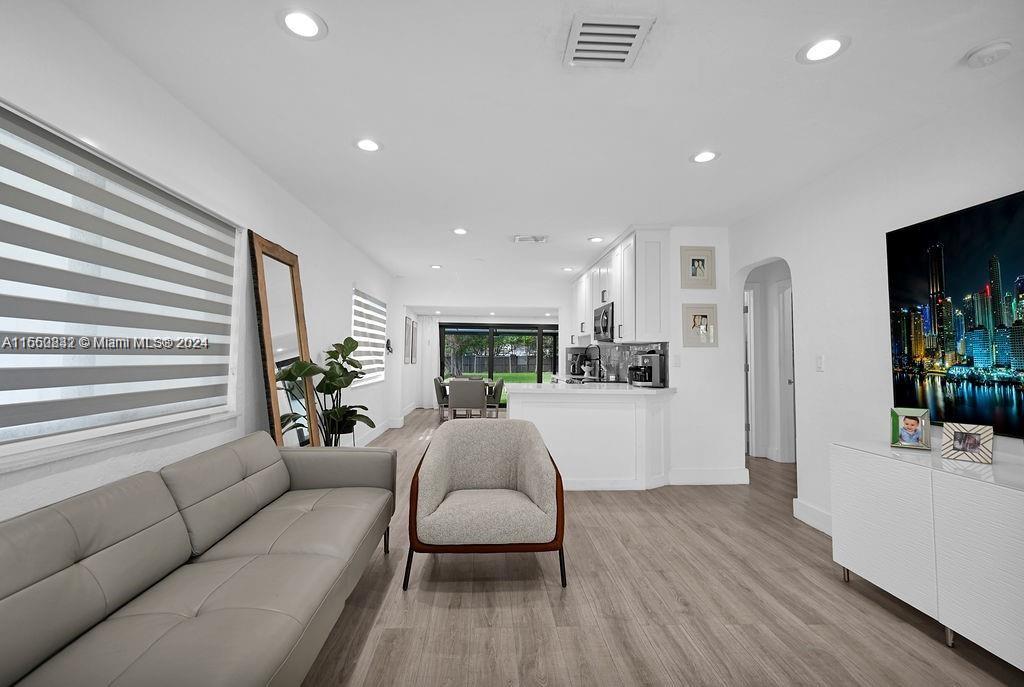 HOLLYWOOD LITTLE RANCHES - Residential