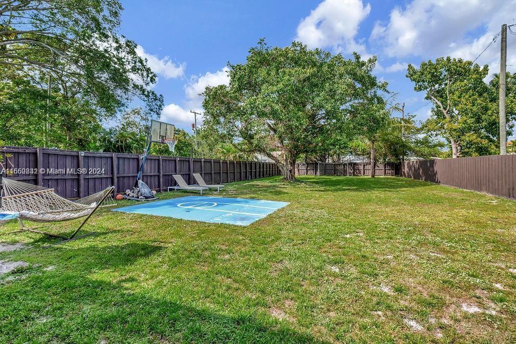 HOLLYWOOD LITTLE RANCHES - Residential
