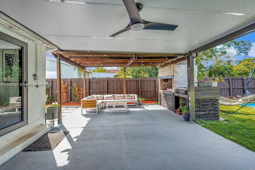 HOLLYWOOD LITTLE RANCHES - Residential