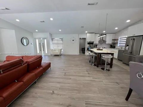 Single Family Residence in Miami FL 13940 156th Ter Ter 4.jpg