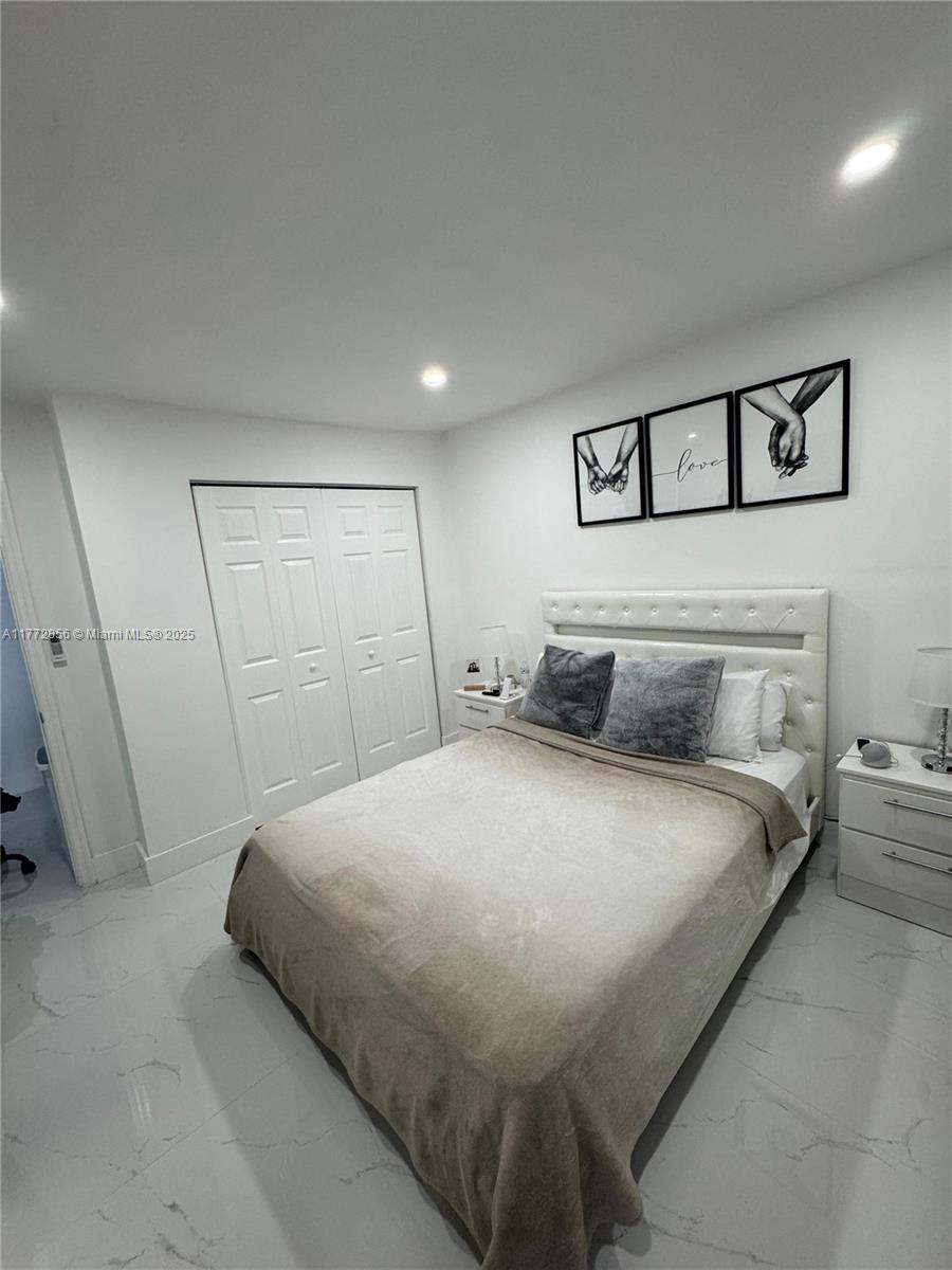 INTERNATIONAL GARDENS SEC - Residential