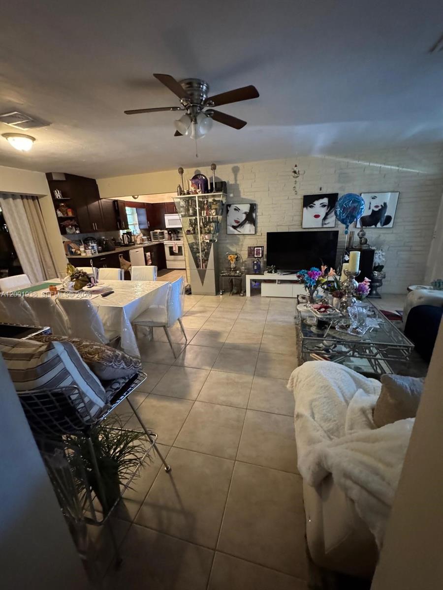 DANIA COUNTRY CLUB ESTATE - Residential