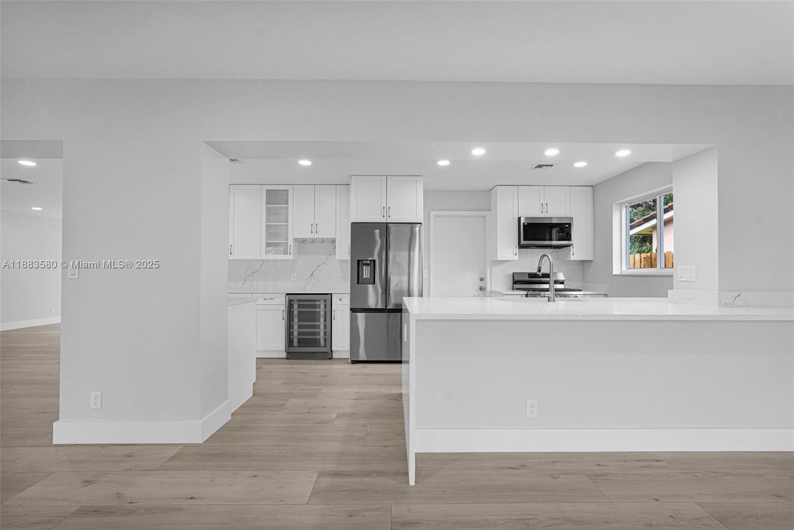 HOLLYWOOD HILLS - Residential
