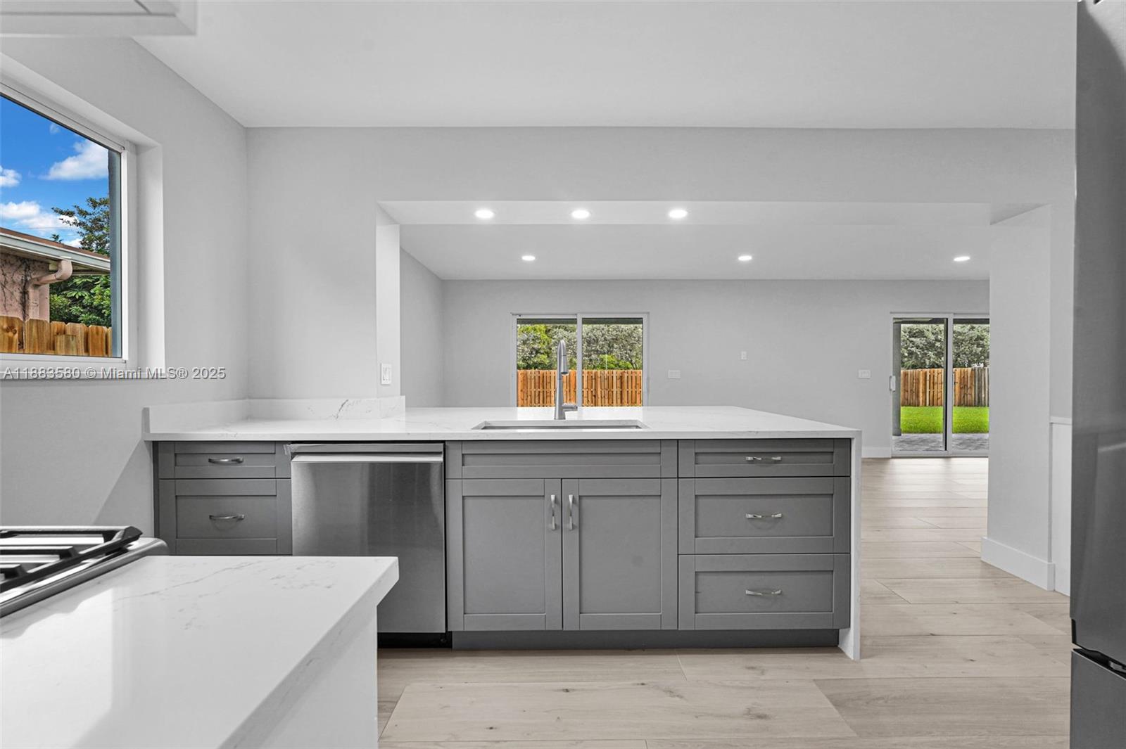HOLLYWOOD HILLS - Residential