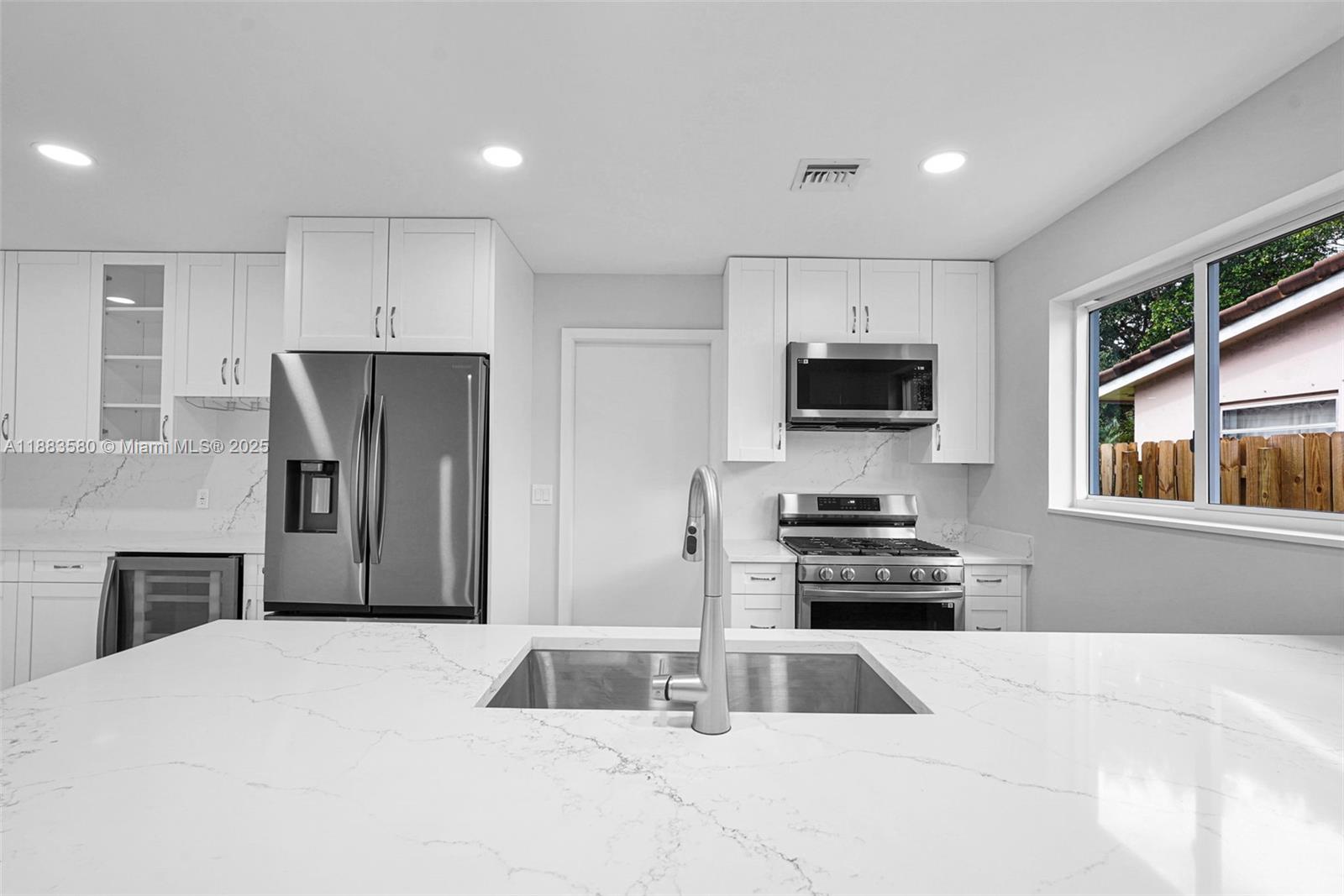 HOLLYWOOD HILLS - Residential
