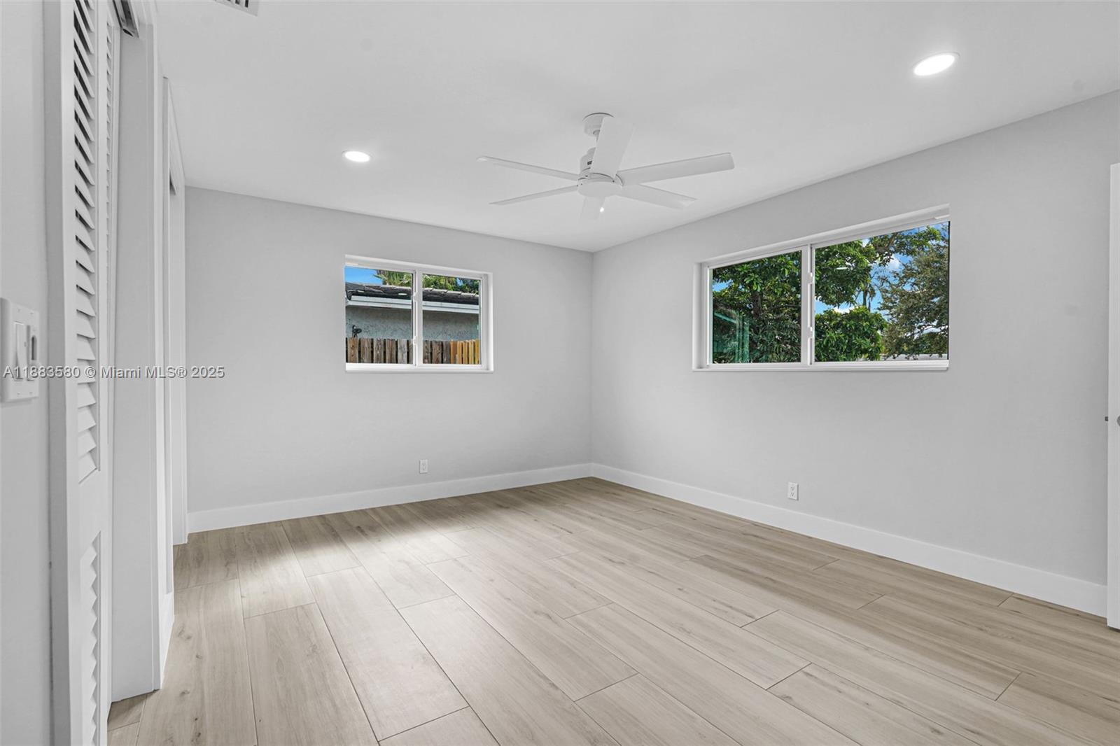 HOLLYWOOD HILLS - Residential