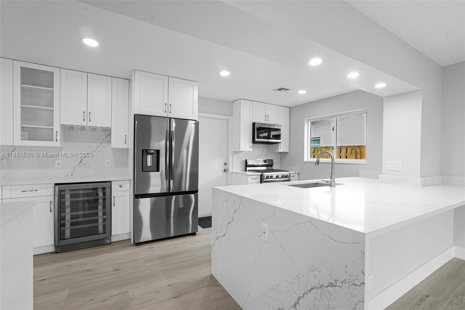 HOLLYWOOD HILLS - Residential