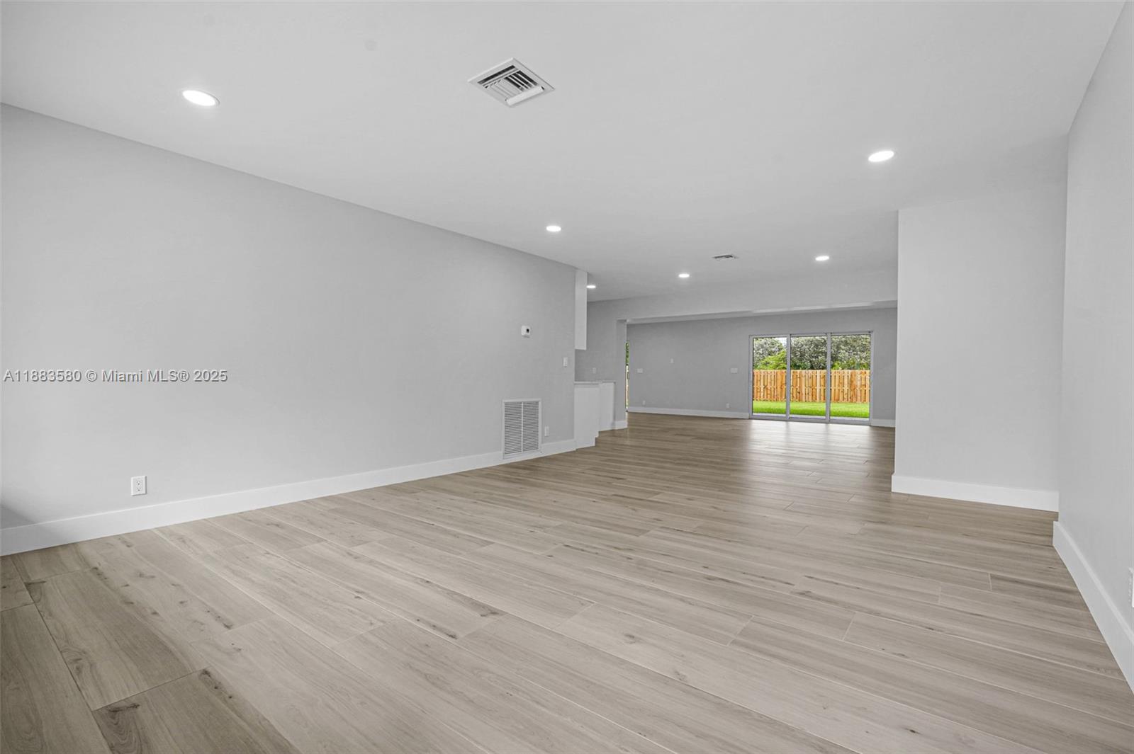 HOLLYWOOD HILLS - Residential