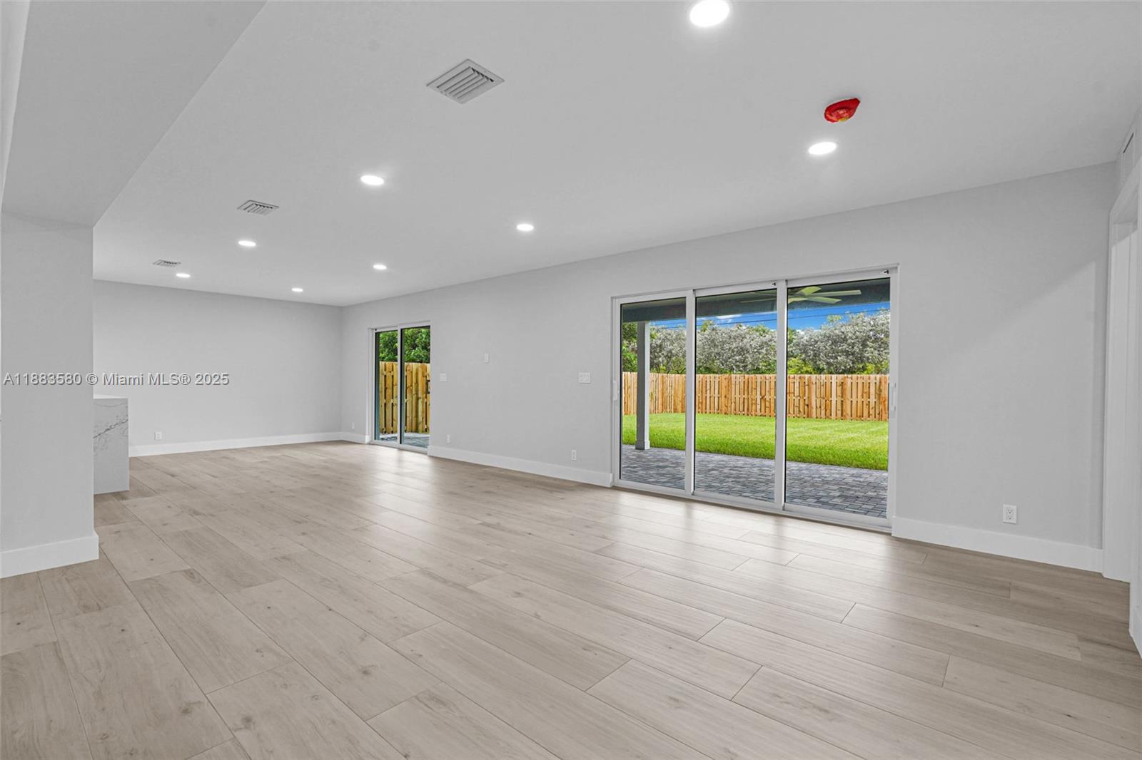 HOLLYWOOD HILLS - Residential