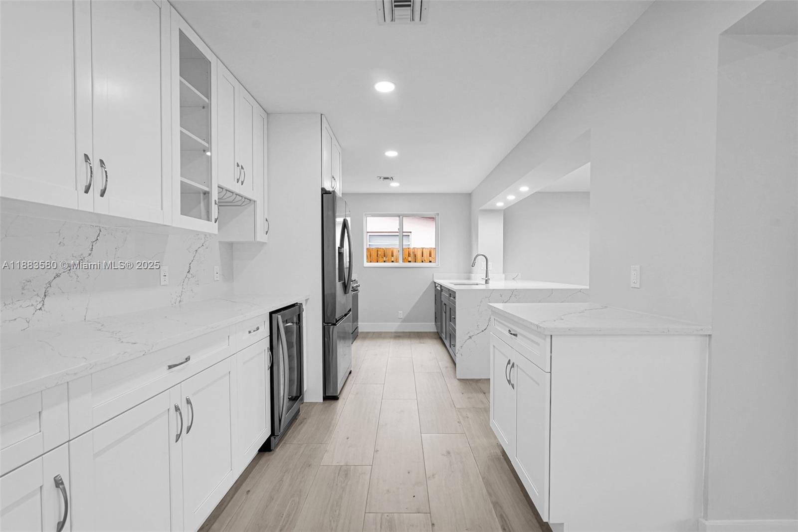 HOLLYWOOD HILLS - Residential