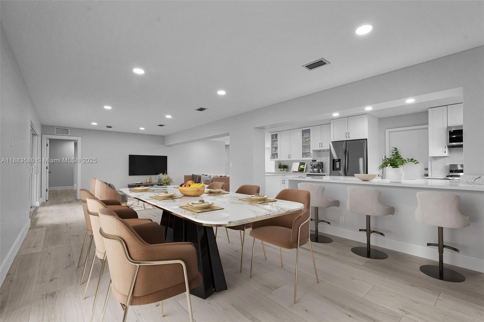 HOLLYWOOD HILLS - Residential