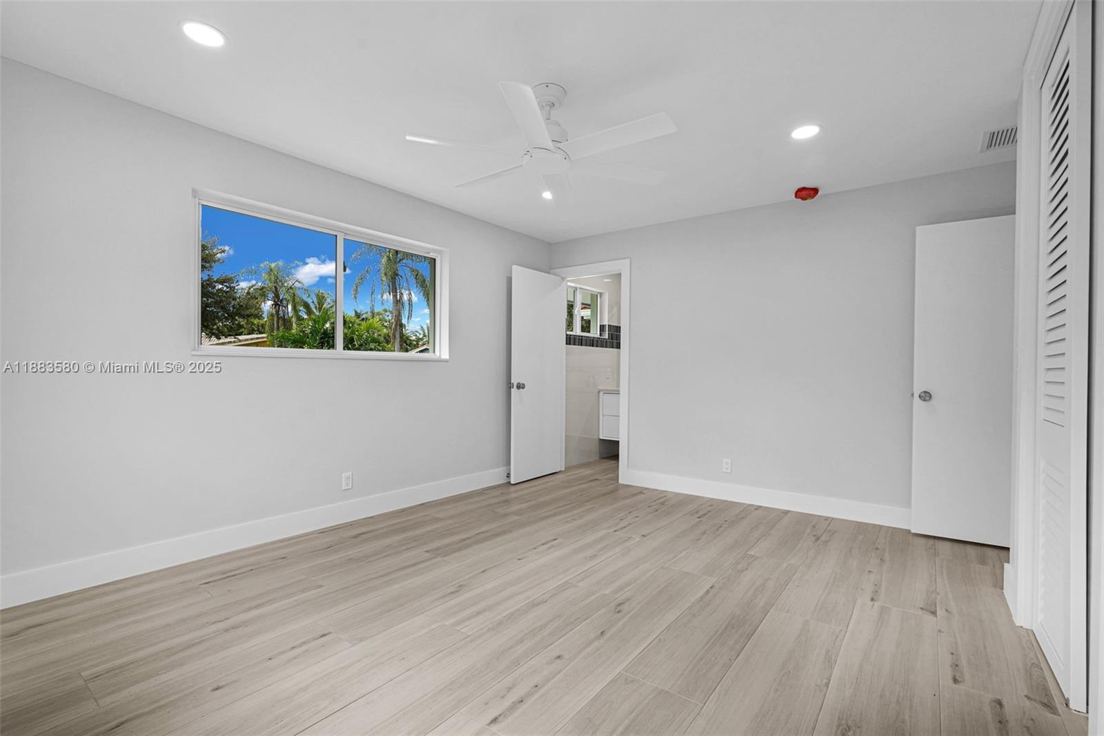HOLLYWOOD HILLS - Residential
