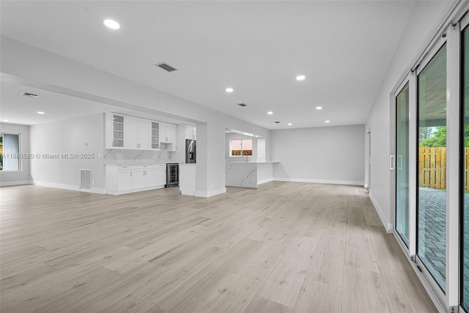 HOLLYWOOD HILLS - Residential