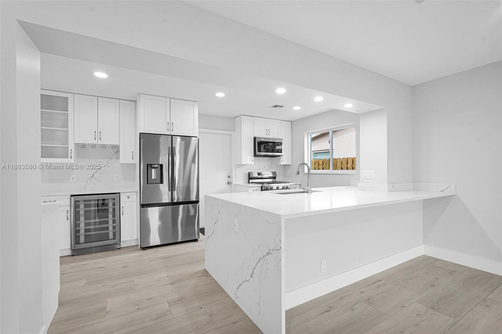 HOLLYWOOD HILLS - Residential